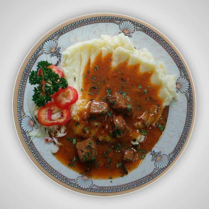 Juneći gulaš (pire krompir)