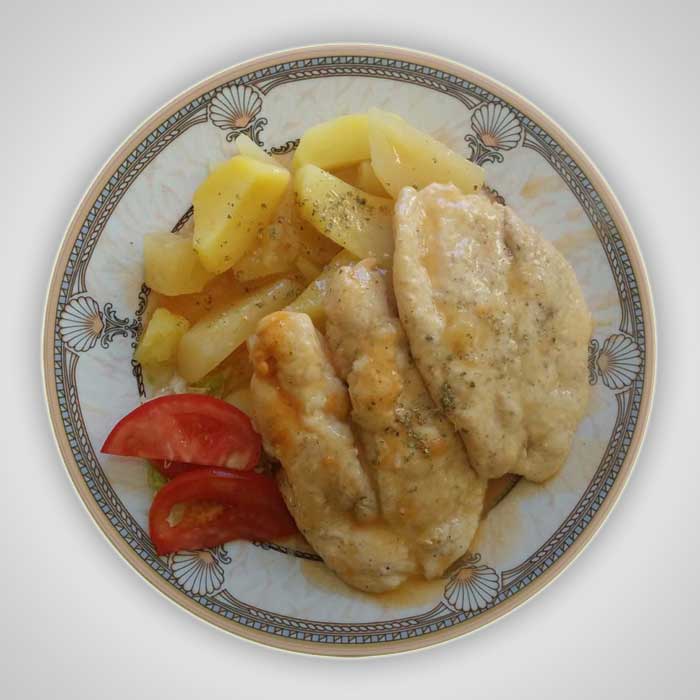 Piletina u paradajz sosu (slani krompir)